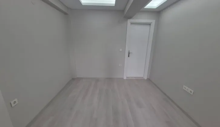 İzban'a Yakın Site İçerisinde Asansörlü 1+1 Sıfır Daire