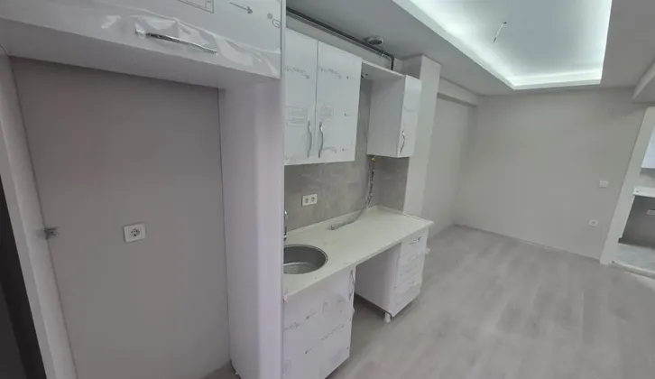 İzban'a Yakın Sitede Ara Kat Asansörlü 1+1 Sıfır Daire