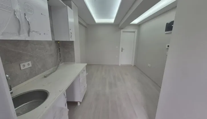 İzban'a Yakın Sitede Ara Kat Asansörlü 1+1 Sıfır Daire