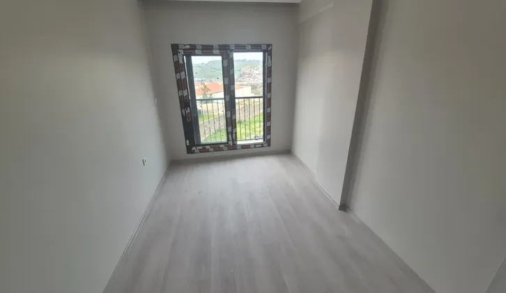 İzban'a Yakın Sitede Ara Kat Asansörlü 1+1 Sıfır Daire