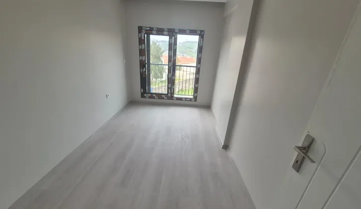 İzban'a Yakın Sitede Ara Kat Asansörlü 1+1 Sıfır Daire