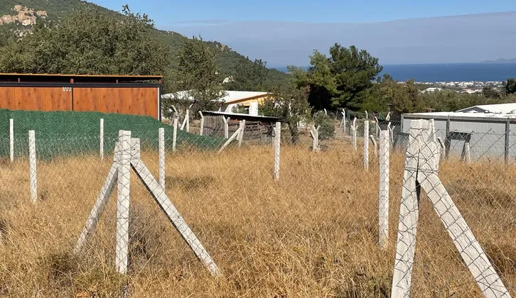 Foça Kozbeylide Acil Satılık Full Deniz Manzaralı 185 M² Bahçe