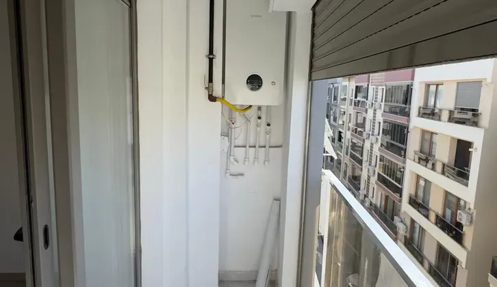 Karşıyaka Bostanlı Demirköprü'deİZBAN Yakınında Lüks Kiralık 1+1