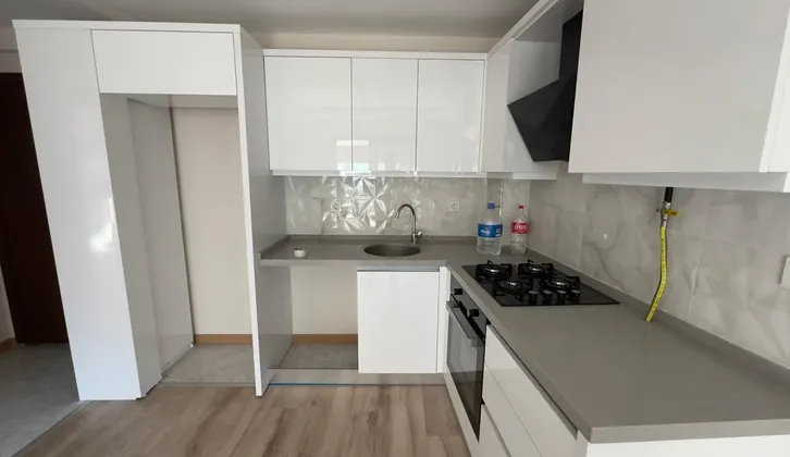 Karşıyaka Bostanlı Demirköprü'deİZBAN Yakınında Lüks Kiralık 1+1
