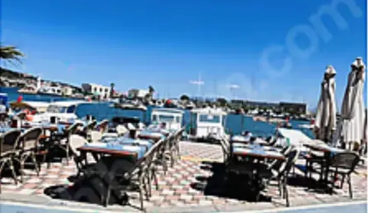 Yenifoça Liman'da DENİZE SIFIR(Otel&Restoran)satılık Taş Bina