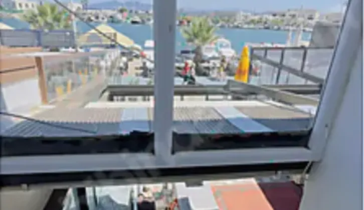 Yenifoça Liman'da DENİZE SIFIR(Otel&Restoran)satılık Taş Bina