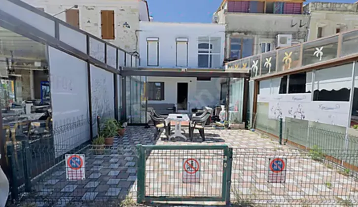 Yenifoça Liman'da DENİZE SIFIR(Otel&Restoran)satılık Taş Bina