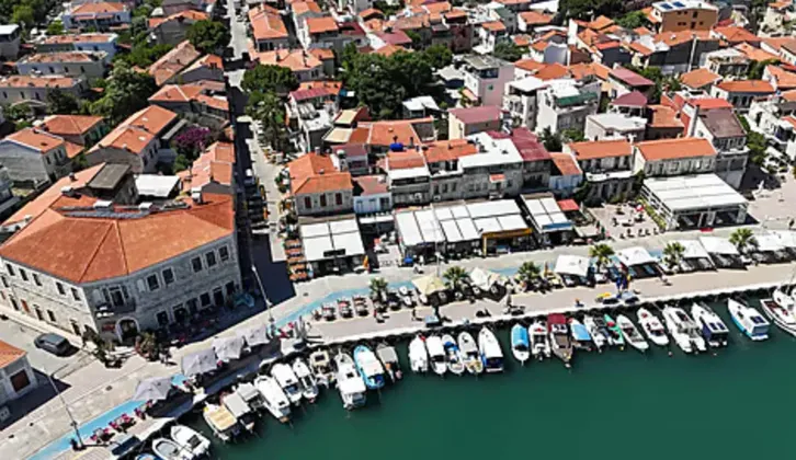 Yenifoça Liman'da DENİZE SIFIR(Otel&Restoran)satılık Taş Bina