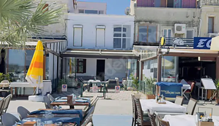 Yenifoça Liman'da DENİZE SIFIR(Otel&Restoran)satılık Taş Bina