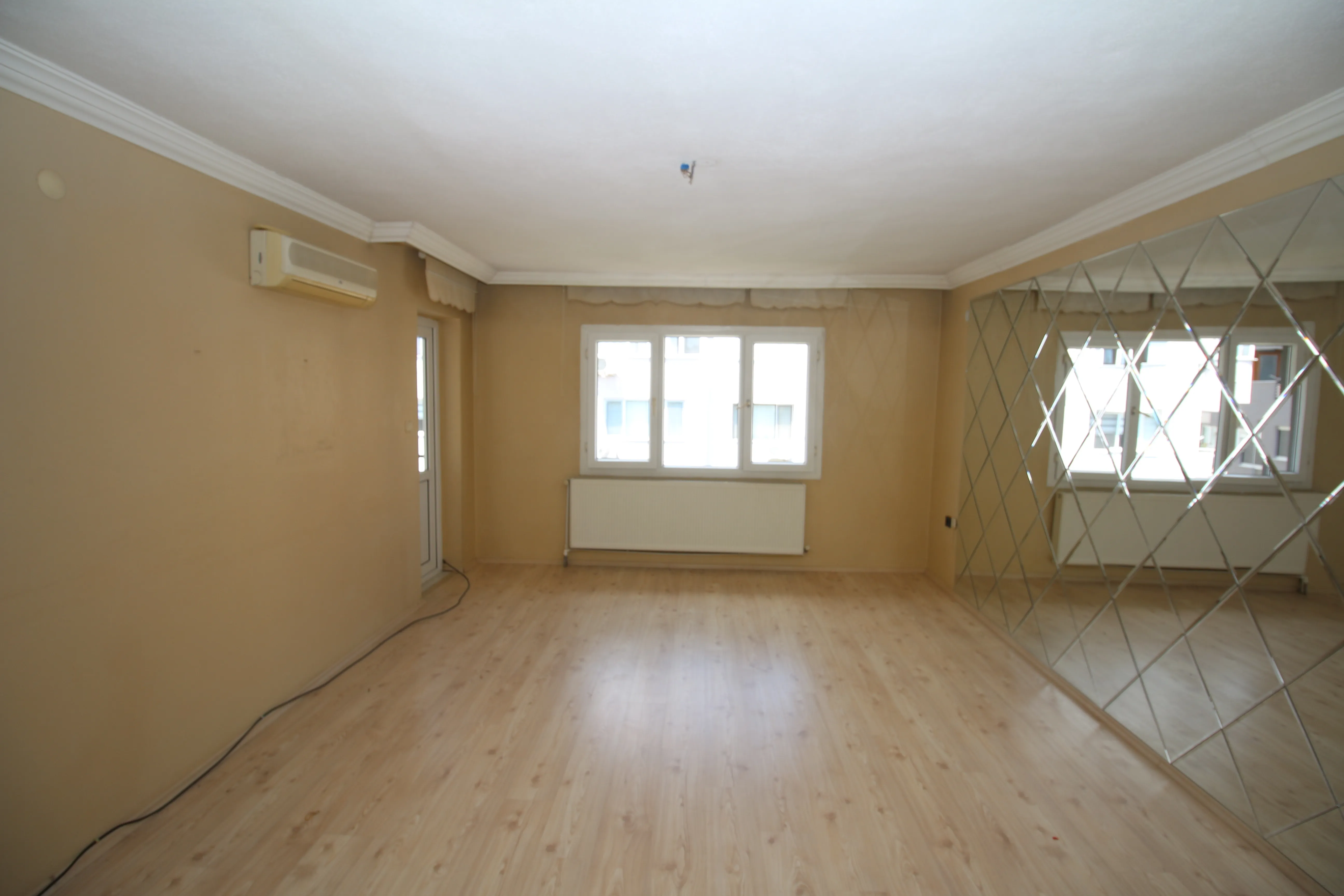 Doğalgazlı Otoparklı Tadilatlı Bakımlı Geniş Ferah 3+1 Daire
