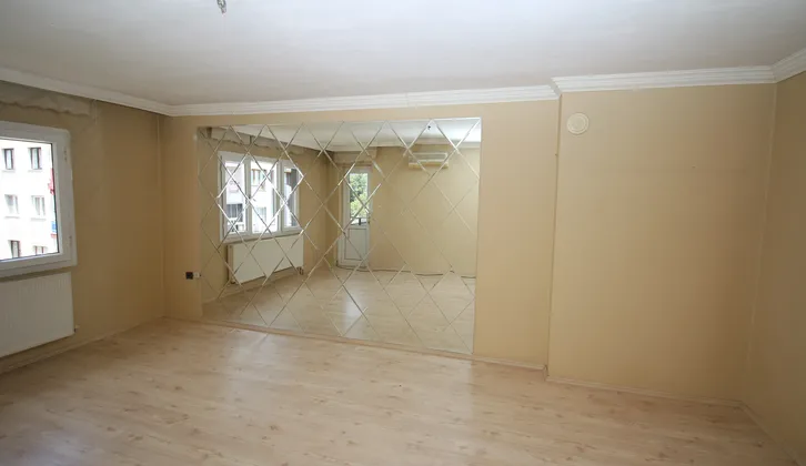 Doğalgazlı Otoparklı Tadilatlı Bakımlı Geniş Ferah 3+1 Daire
