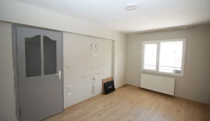 Doğalgazlı Otoparklı Tadilatlı Bakımlı Geniş Ferah 3+1 Daire