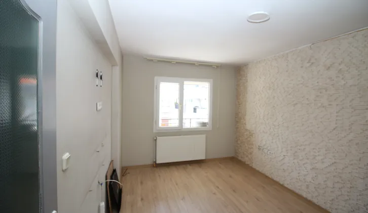 Doğalgazlı Otoparklı Tadilatlı Bakımlı Geniş Ferah 3+1 Daire
