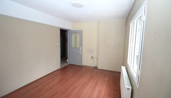 Doğalgazlı Otoparklı Tadilatlı Bakımlı Geniş Ferah 3+1 Daire