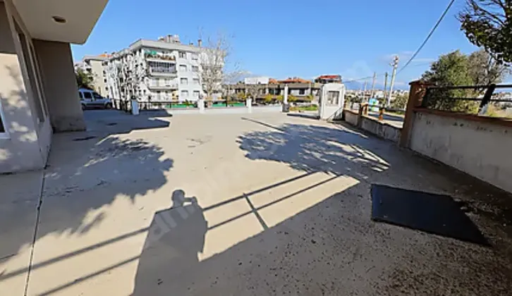 Menderes Yola Yakın Yeni Yerleşim Bölgesi 120m2 Satılık Dükkan
