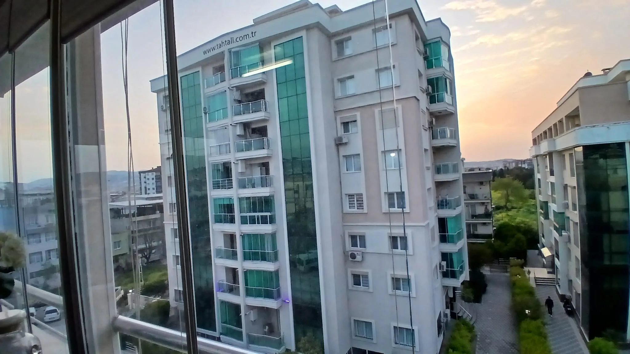 Buca Yenigün'de 3 Cepheli, Kış Bahçeli 2+1 Satılık Daire