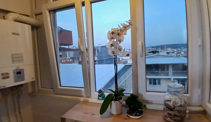 Buca Yenigün'de 3 Cepheli, Kış Bahçeli 2+1 Satılık Daire
