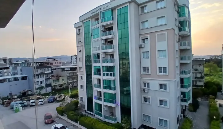 Buca Yenigün'de 3 Cepheli, Kış Bahçeli 2+1 Satılık Daire