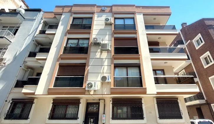 Balçova Eğitim Mahallesinde Üniversite&AVM&Metroya Yakın, En Üst Kat Ferah 2+1 Eşyalı Daire