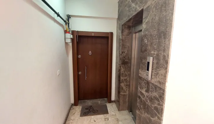 Balçova Eğitim Mahallesinde Üniversite&AVM&Metroya Yakın, En Üst Kat Ferah 2+1 Eşyalı Daire
