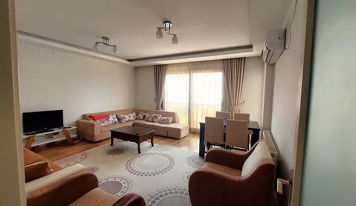 Balçova Eğitim Mahallesinde Üniversite&AVM&Metroya Yakın, En Üst Kat Ferah 2+1 Eşyalı Daire