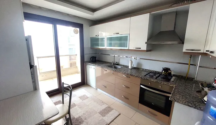 Balçova Eğitim Mahallesinde Üniversite&AVM&Metroya Yakın, En Üst Kat Ferah 2+1 Eşyalı Daire