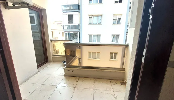 Balçova Eğitim Mahallesinde Üniversite&AVM&Metroya Yakın, En Üst Kat Ferah 2+1 Eşyalı Daire