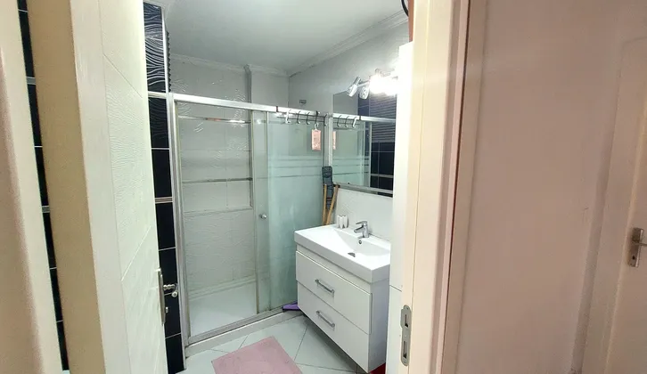 Balçova Eğitim Mahallesinde Üniversite&AVM&Metroya Yakın, En Üst Kat Ferah 2+1 Eşyalı Daire
