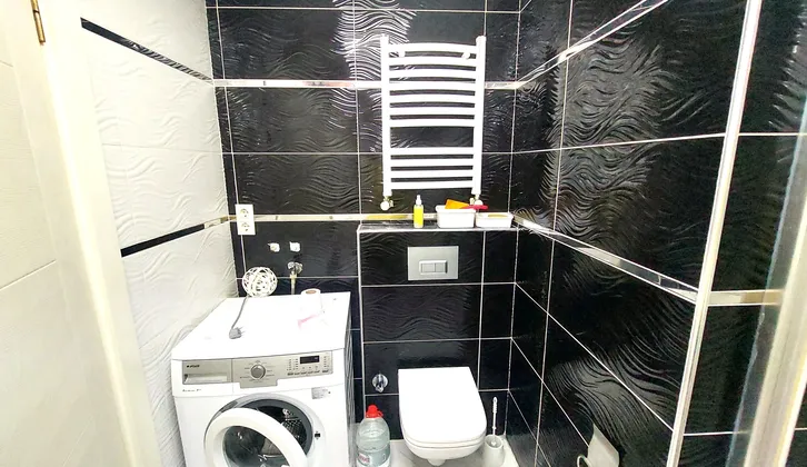 Balçova Eğitim Mahallesinde Üniversite&AVM&Metroya Yakın, En Üst Kat Ferah 2+1 Eşyalı Daire