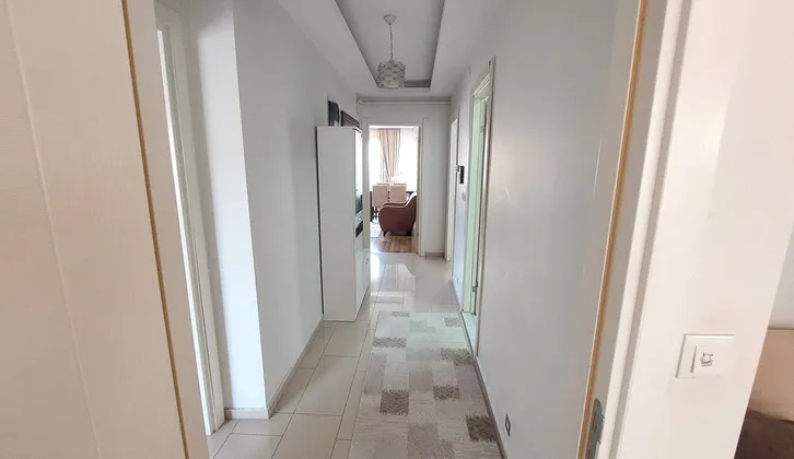 Balçova Eğitim Mahallesinde Üniversite&AVM&Metroya Yakın, En Üst Kat Ferah 2+1 Eşyalı Daire