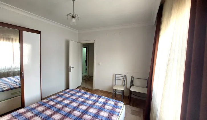 Balçova Eğitim Mahallesinde Üniversite&AVM&Metroya Yakın, En Üst Kat Ferah 2+1 Eşyalı Daire