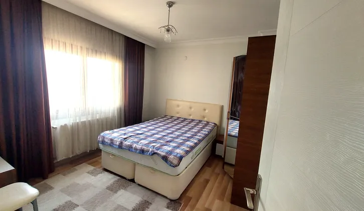 Balçova Eğitim Mahallesinde Üniversite&AVM&Metroya Yakın, En Üst Kat Ferah 2+1 Eşyalı Daire